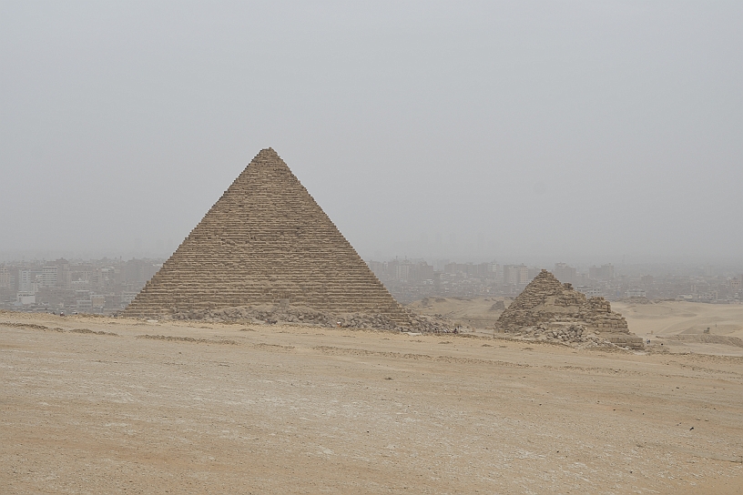 70 MAK_6832.jpg - la Piramide di Micerino con la sepoltura della regina Khamerernebti II, la sposa principale di Micerino che poi era sua sorellastra, figlia anche lei di Chefren. Sullo sfondo Giza che oggi è parte integrante dell'immensa area metropolitana de Il Cairo.